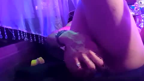 gurlnips online show from November 4, 2025, 4:33 am