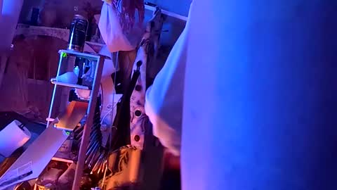 gurlnips online show from November 19, 2025, 5:40 am