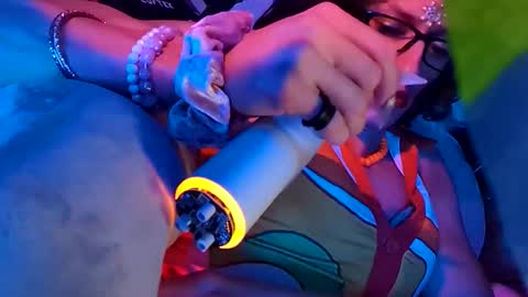 gurlnips online show from December 3, 2025, 6:06 pm