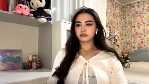 Enni online show from November 18, 2025, 6:01 pm