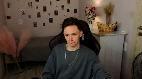 Snapshot of meverik_oushen chatting on June 18, 2026, 8:35 pm MEVERIK OUSHEN online show from June 18, 2026, 8:35 pm