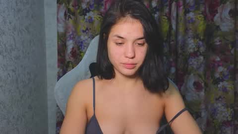 Mia online show from November 9, 2025, 7:34 pm