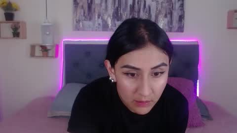 M I A  A Y R A online show from November 5, 2025, 5:46 pm