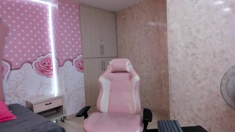 Mia online show from April 21, 2026, 12:33 pm