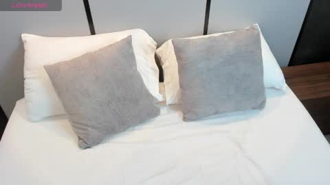 M I A  online show from April 24, 2026, 2:58 am