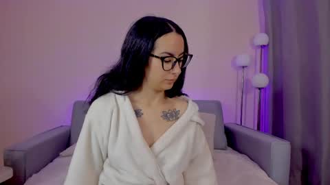 Sarah Luna online show from April 21, 2026, 12:00 pm