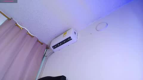 Mia online show from April 21, 2026, 9:06 pm