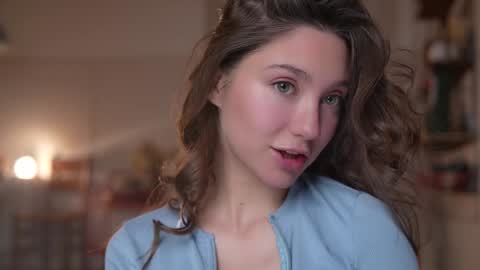 Mia online show from October 3, 2025, 4:37 pm