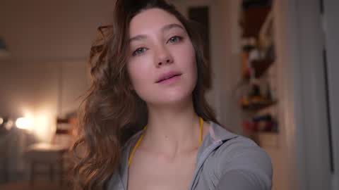 Mia online show from October 22, 2025, 4:29 pm