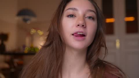 Mia online show from December 5, 2025, 6:26 pm