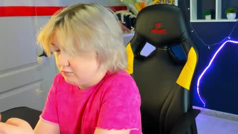 Snapshot of mia_ferd chatting on May 2, 2026, 3:00 am Mia online show from May 2, 2026, 3:00 am