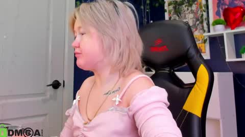 Snapshot of mia_ferd chatting on May 13, 2026, 3:48 am Mia online show from May 13, 2026, 3:48 am