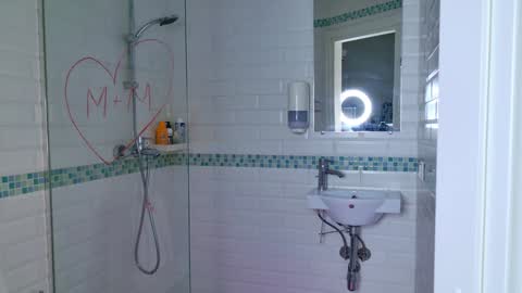 Mia online show from December 7, 2024, 10:34 am