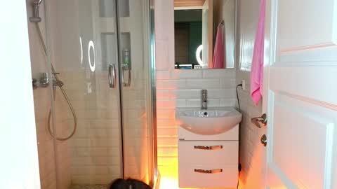 Mia online show from January 7, 2025, 9:18 am