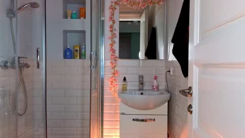 Mia online show from January 17, 2025, 11:59 am