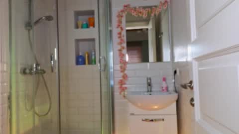 Mia online show from February 19, 2025, 8:44 am