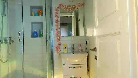 Mia online show from February 25, 2025, 8:47 am