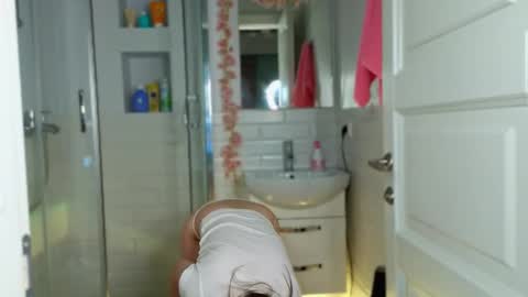 Mia online show from February 26, 2025, 5:42 am