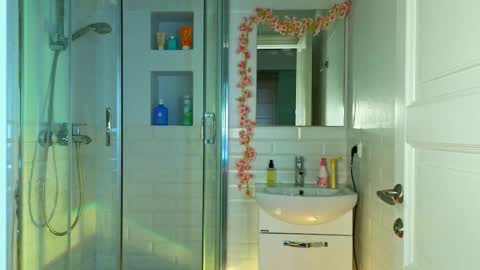 Mia online show from February 28, 2025, 8:42 am