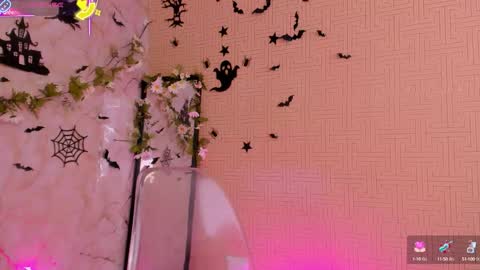 Mia online show from October 10, 2025, 3:11 pm