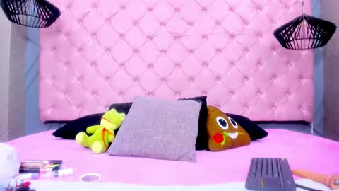 Mia online show from January 15, 2026, 1:37 pm