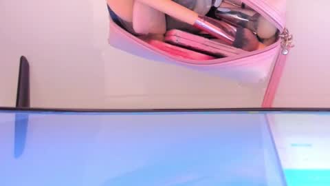    online show from October 18, 2025, 12:06 pm