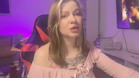 Snapshot of mia_kamp chatting on February 14, 2026, 5:43 pm Mia online show from February 14, 2026, 5:43 pm