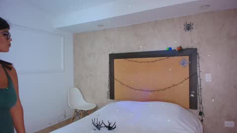 MIALOPEZ      .     Y      .      online show from November 1, 2025, 10:45 pm