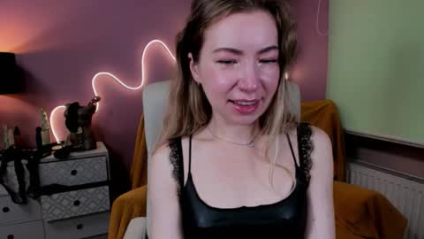 Mia online show from September 19, 2025, 6:37 am