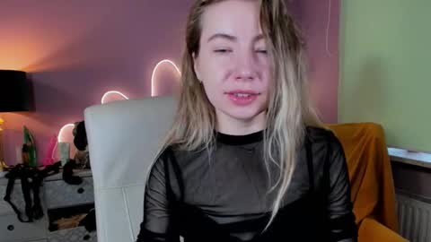 Mia online show from September 26, 2025, 6:50 am