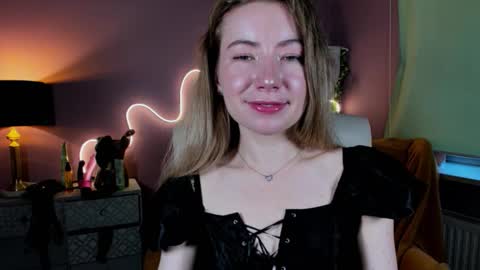 Mia online show from October 19, 2025, 2:07 pm