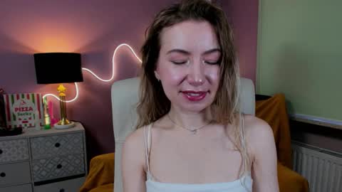 Mia online show from November 6, 2025, 7:42 am