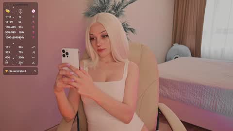 mia_milagros online show from September 18, 2025, 6:04 am