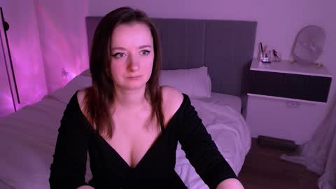 Mia online show from October 28, 2025, 1:47 pm