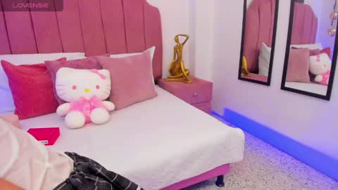 Snapshot of mia_naive chatting on June 9, 2026, 12:17 pm Mia online show from June 9, 2026, 12:17 pm