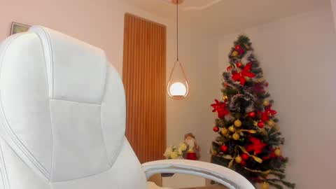 Mia Nevaeh - follow me online show from December 17, 2024, 9:05 pm