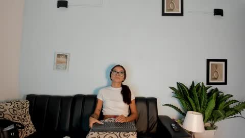 mia_petite72 online show from November 16, 2025, 10:26 pm