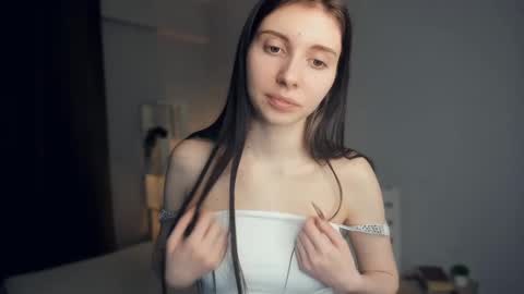 Mia online show from March 12, 2025, 2:23 pm