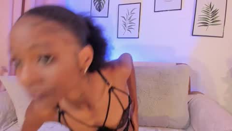 Mia online show from November 25, 2025, 3:01 pm