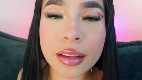 Mia online show from April 8, 2026, 7:25 pm