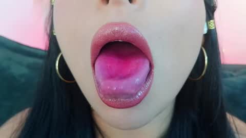 Mia online show from April 21, 2026, 9:50 pm