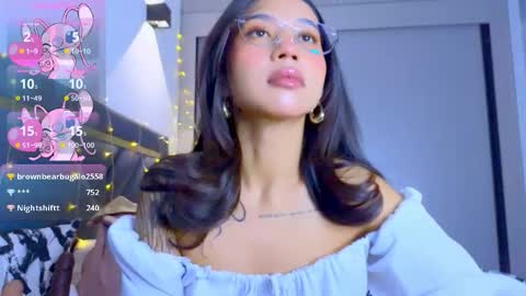 Mia online show from December 19, 2025, 11:06 am