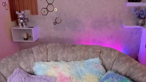 Mia online show from May 8, 2026, 6:13 pm
