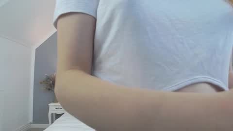 Mia online show from November 25, 2025, 6:02 am