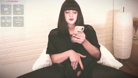 mia_wallase online show from February 1, 2025, 7:47 am