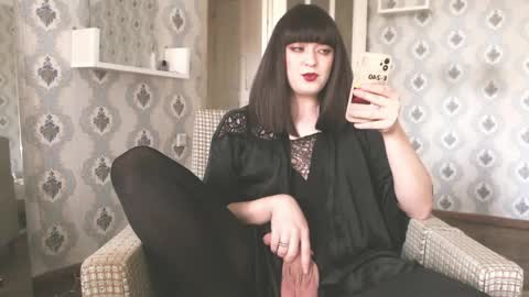 mia_wallase online show from April 19, 2026, 7:40 am