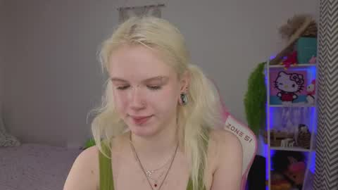 Mia online show from April 22, 2026, 3:09 am