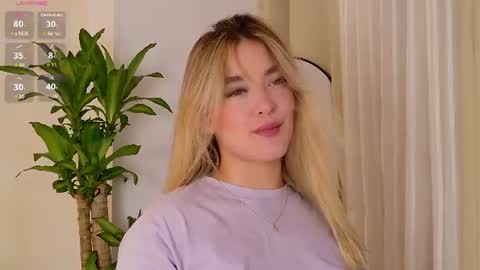 Mia White  online show from June 30, 2026, 3:35 pm