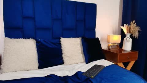 Mia online show from October 14, 2025, 6:52 pm