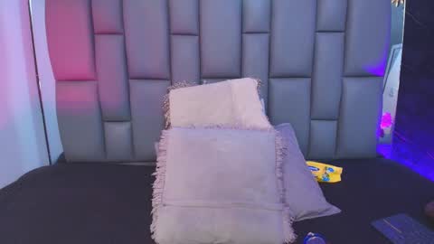 Mia online show from October 2, 2025, 12:01 pm